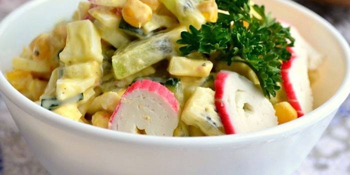 Salada de varas de caranguejo, milho e kiwi