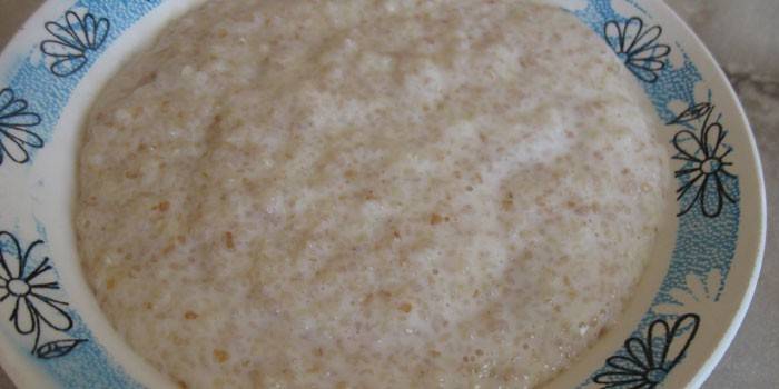 Gachas de trigo con leche en un plato