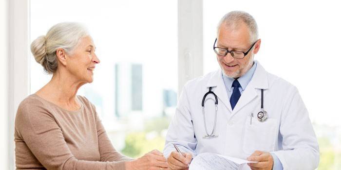 Mulher na consulta do médico