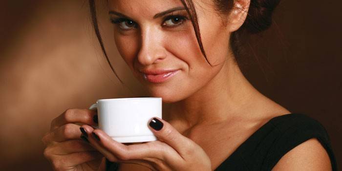 Chica con una taza