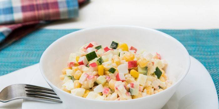 Plato con palitos de cangrejo ensalada con elote