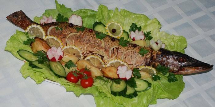 Lucio al horno en un plato con verduras