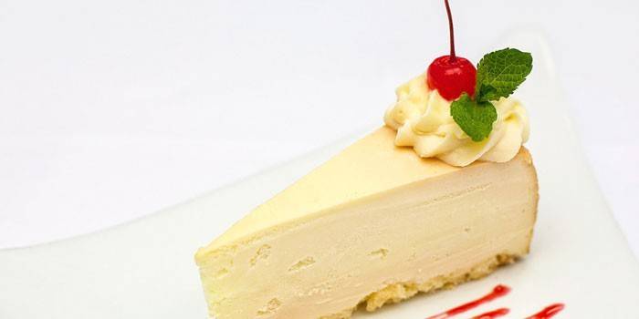 Cheesecake clássico com creme e cereja