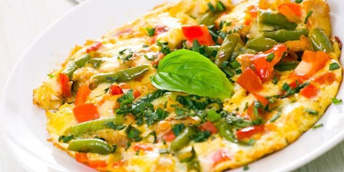 Omlet warzyw na talerzu