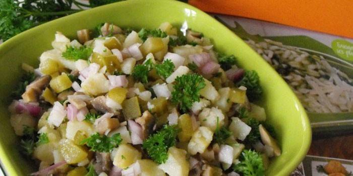 Ensalada con papas y champiñones en escabeche