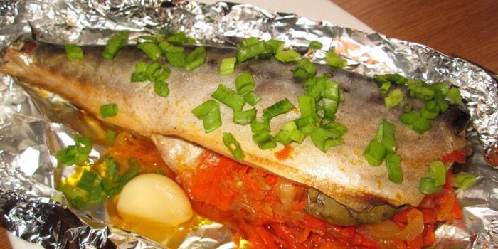 Caballa al Horno con Zanahorias y Ajo