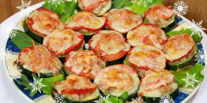 Rebanadas de carne picada y tomate