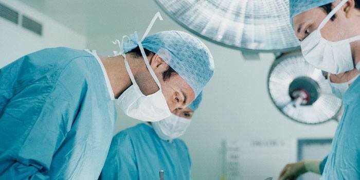 Zespół chirurgiczny wykonuje operację