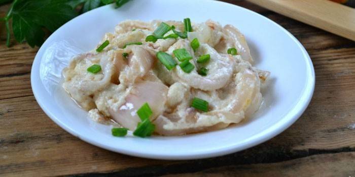 Calamares fritos con salsa de cebolla y crema agria