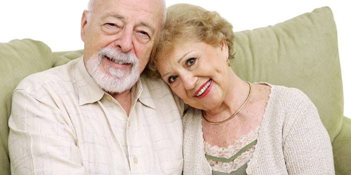 Mulher velha e homem