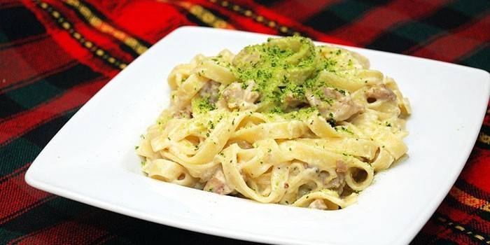 Mostek z kurczaka fettuccini w kremowym sosie