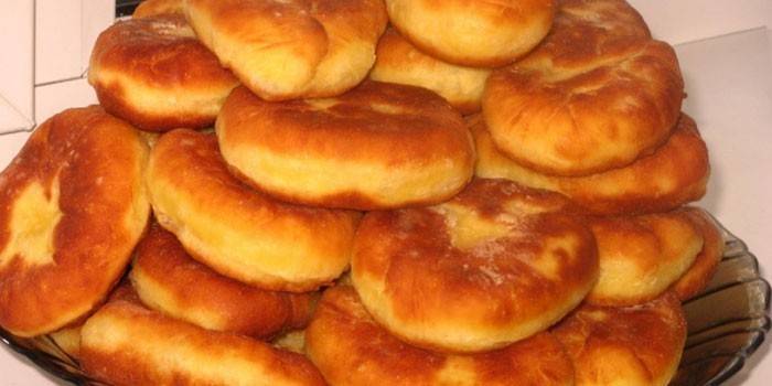 Vyprážané koláče plnené mäsom a zemiakmi