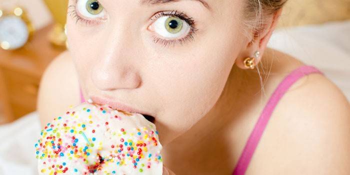 Menina, come, donut