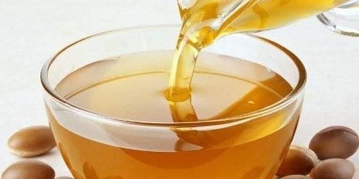Óleo de Argan em uma tigela de vidro