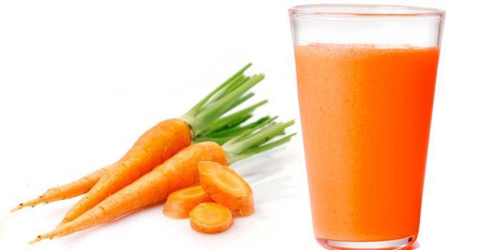 Suco de cenoura em um copo