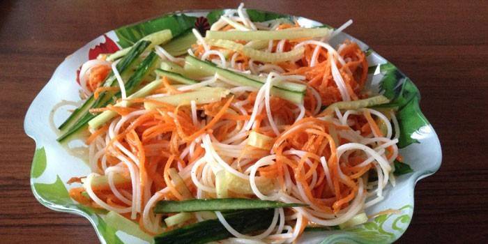 Salada coreana de cenoura, pepino e fungo