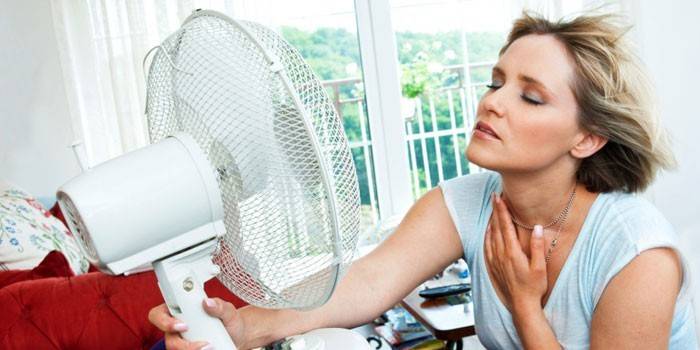 Žena sediaca pred ventilátorom