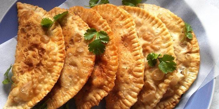Listo empanadas fritas en un plato
