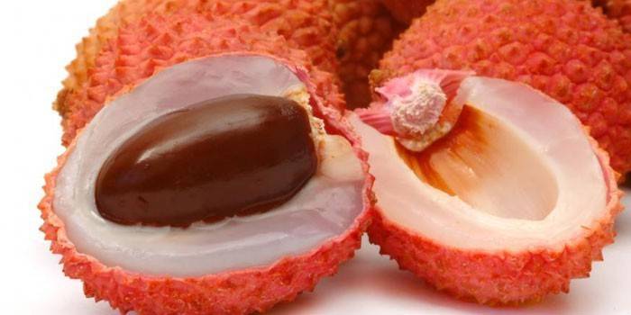 Cortar la fruta de lichi