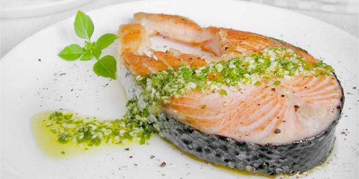 Filete de pescado rojo con salsa de pesto