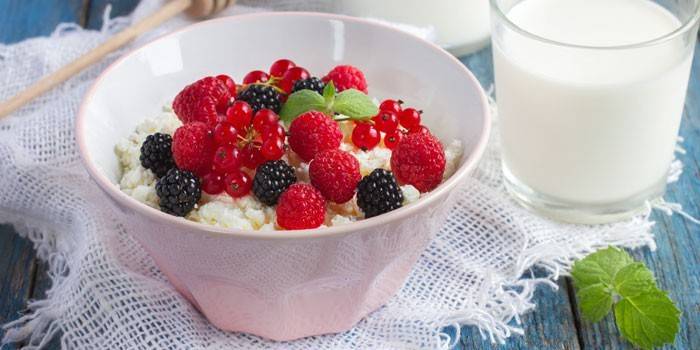 Requeijão com frutas e kefir em um copo