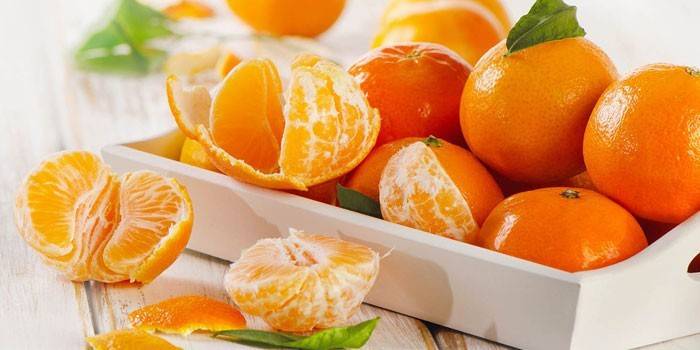 Mandarinas peladas y peladas en una bandeja