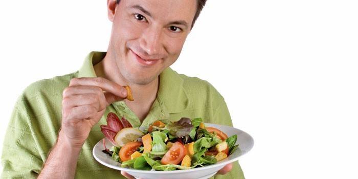 Homem, segura, um, prato, com, salada