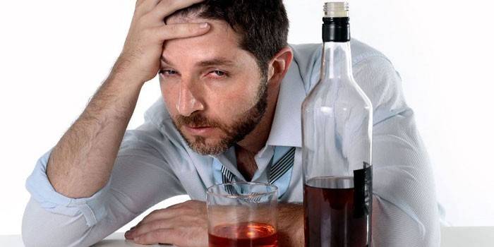 Hombre con una botella de whisky