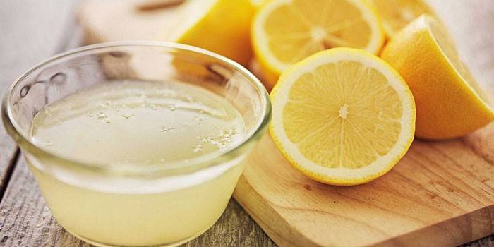 Jugo de limón en un tazón y medio limón