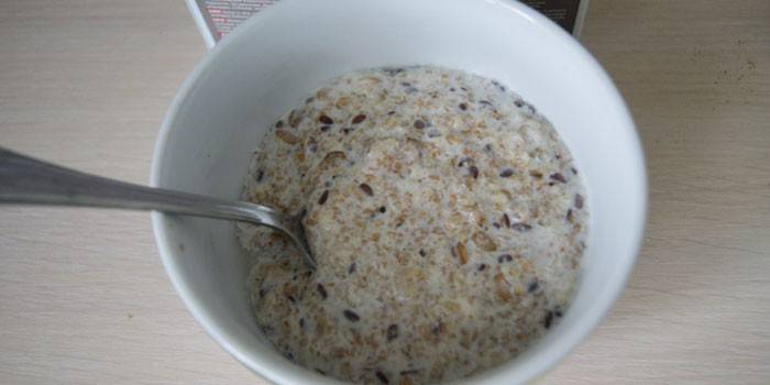 Owsianka lniana z mlekiem w talerzu