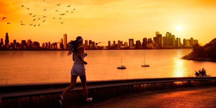Chica en una carrera nocturna