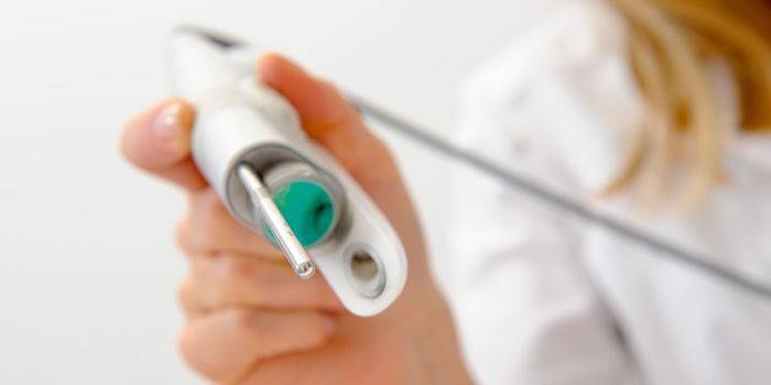 Medic tem um dispositivo a laser na mão