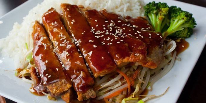 Costeleta de frango com molho teriyaki com arroz