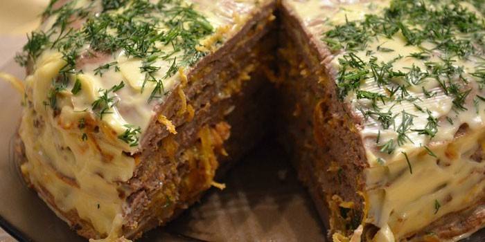 Pastel de tortas de hígado y una capa de verduras con crema agria