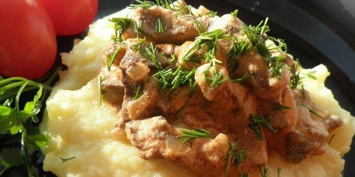 Purê de batatas e strogonoff de carne