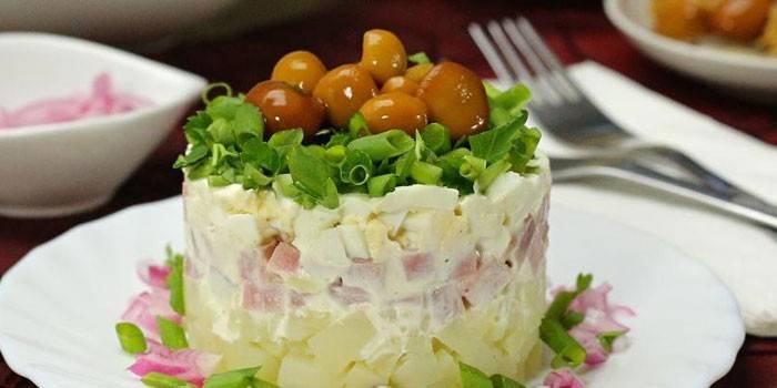 Porción de ensalada de hojaldre con champiñones y jamón