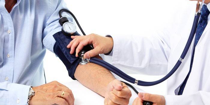 Medic meria tlak pacienta