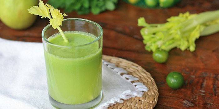 Jugo de apio y pomelo en un vaso