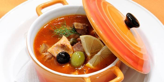 Solyanka cozido com peixe em uma panela