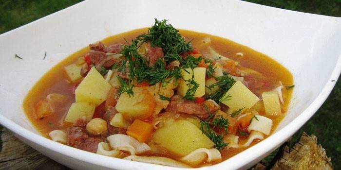 Lagman z ziemniakami i jagnięciną w talerzu