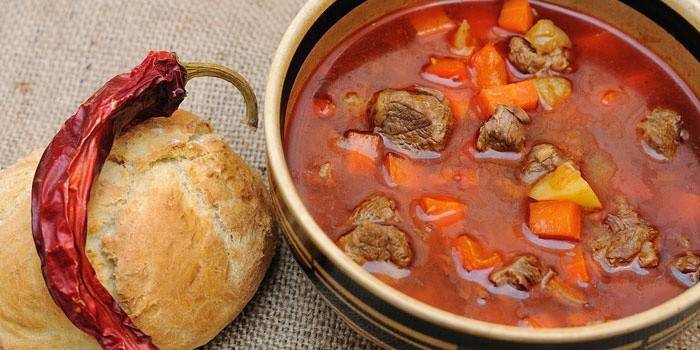 Maďarský guláš, chlieb a chilli