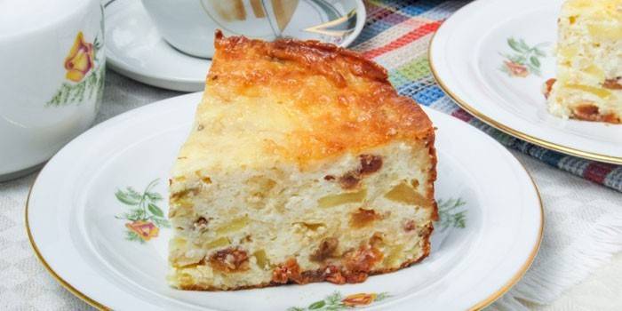 Plasterek zapiekanki z twarogu z rodzynkami i jabłkami