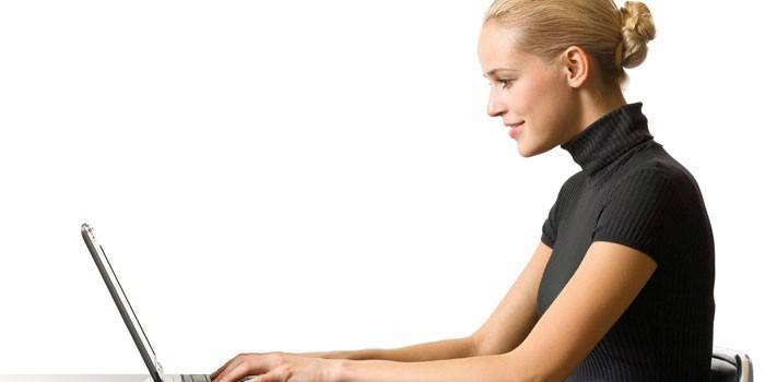 Dziewczyna siedzi na laptopie