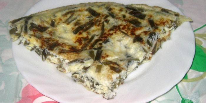 Rebanada de tortilla con algas en un plato