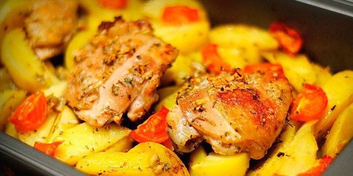 Pečené kuracie stehná so zemiakmi a paradajkami