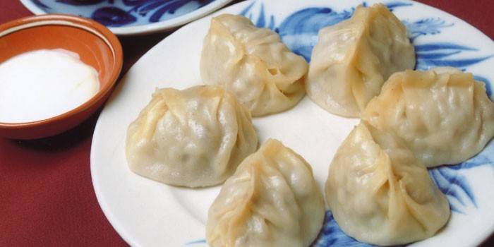 Manti com recheio de carne e creme azedo
