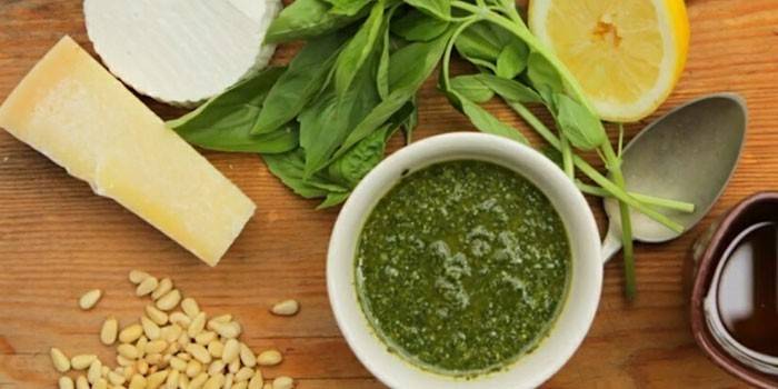 Molho pesto, pinhões, queijo, manjericão e limão