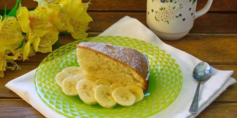 Um pedaço de bolo e uma banana