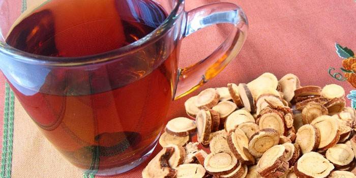 Infusão de raiz de alcaçuz em um copo