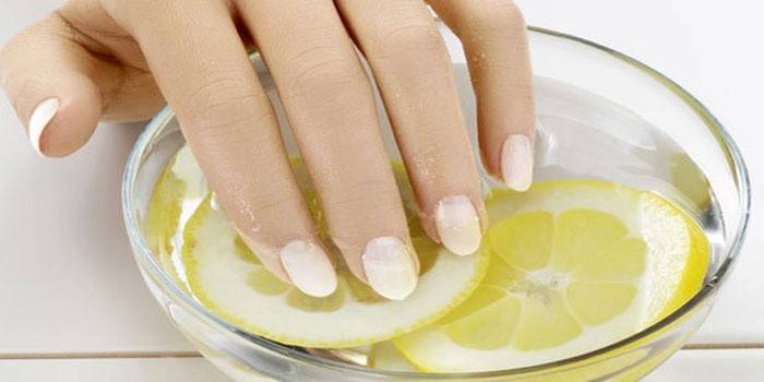 Banho com suco de limão para unhas